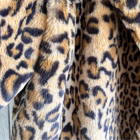 Shyanne Women's Leopard Print Faux Fur Jacket - Picture 5 of 10